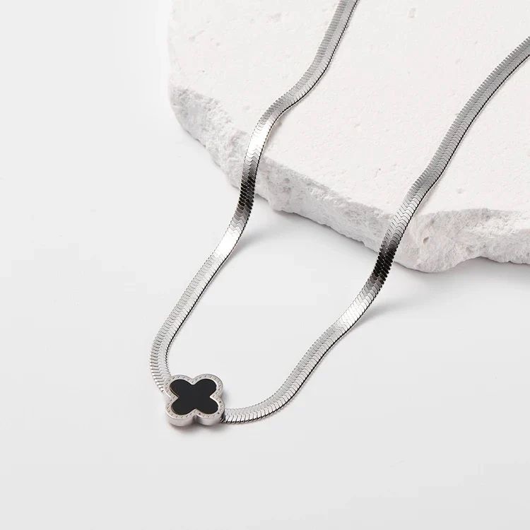 Black leaf pendant