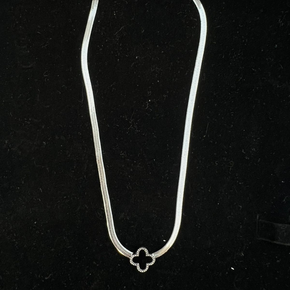 Black leaf pendant